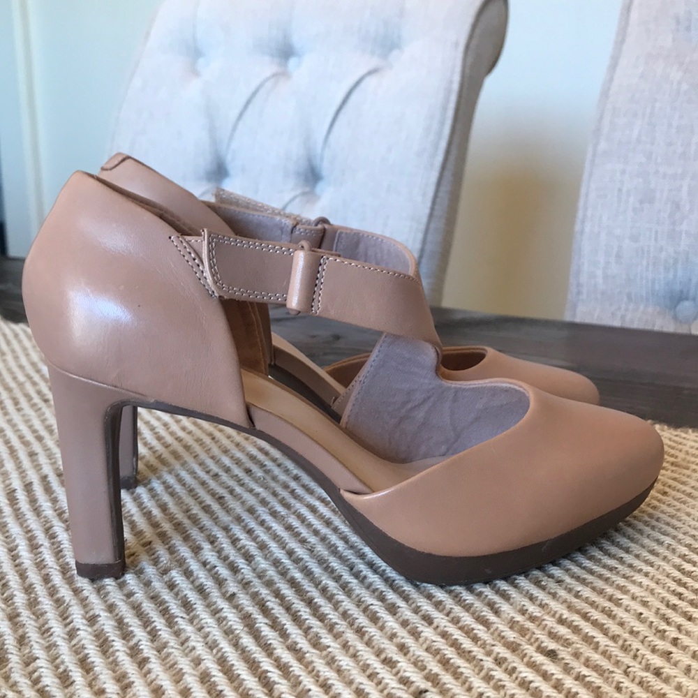 Clarks nude comfort adjustable strap high heels Sz 6